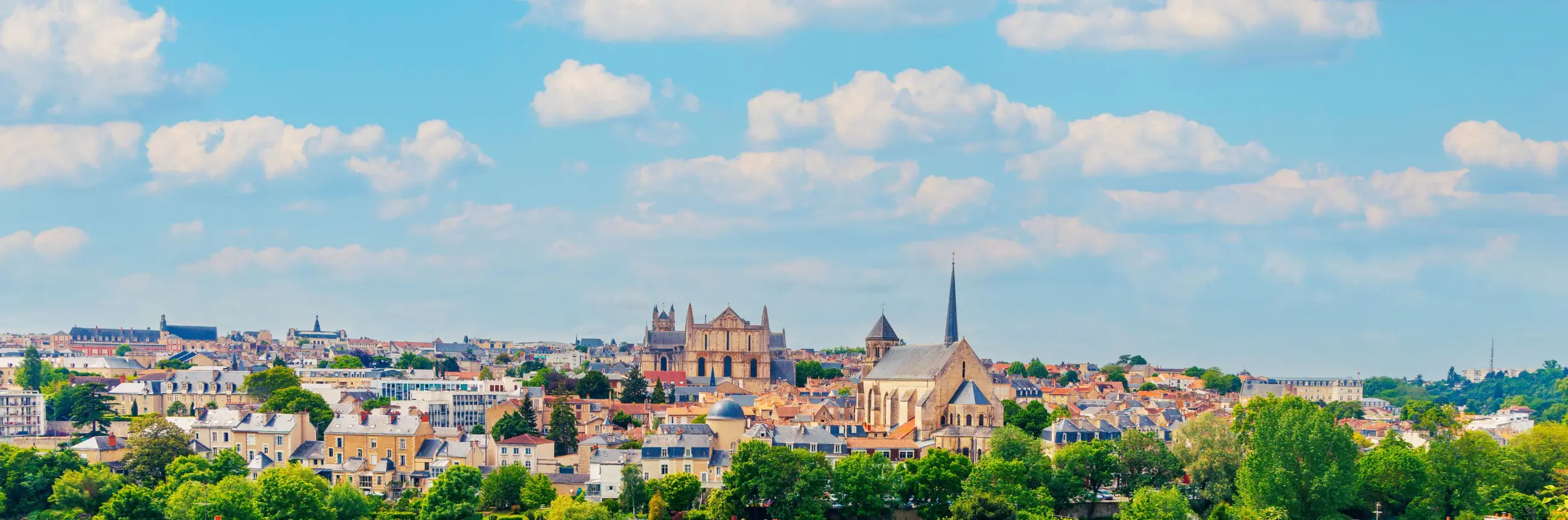 Panorama de Poitiers — la cathédrale, les toits et le centre historique, desservis par FLY Transport VTC